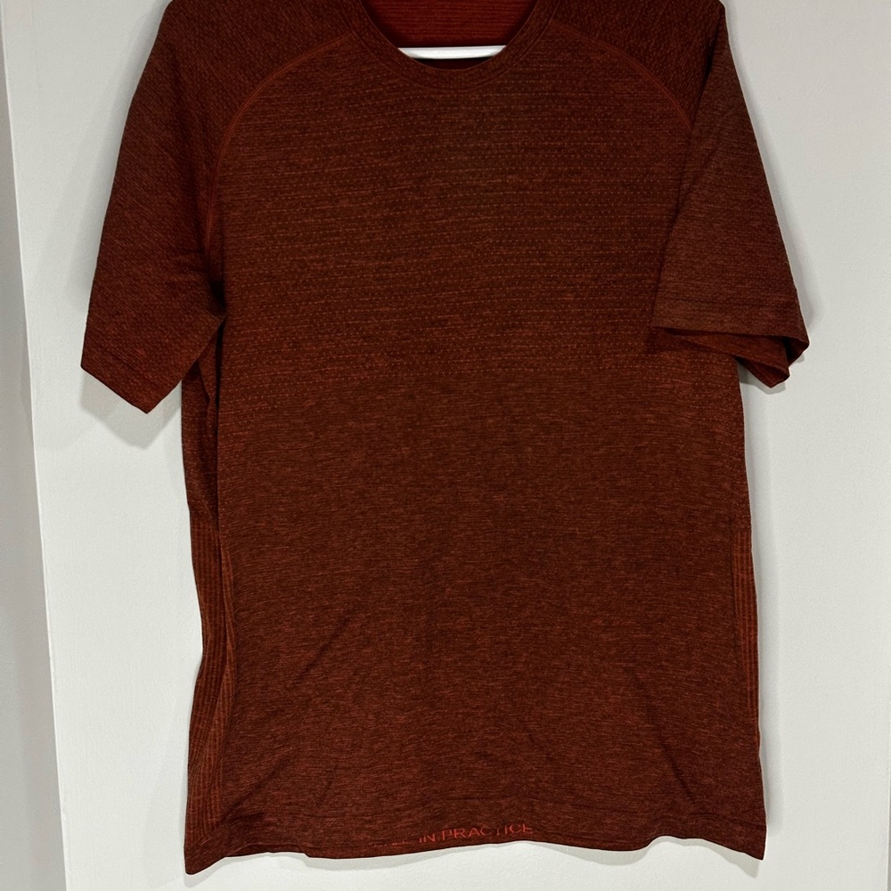 lululemon athletica Men's Burgundy Short Sleeve Tee. Size L.